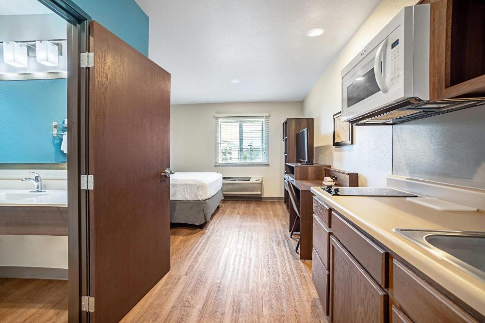 Queen Room  with Roll-In Shower - Disability Access/Non-Smoking interior